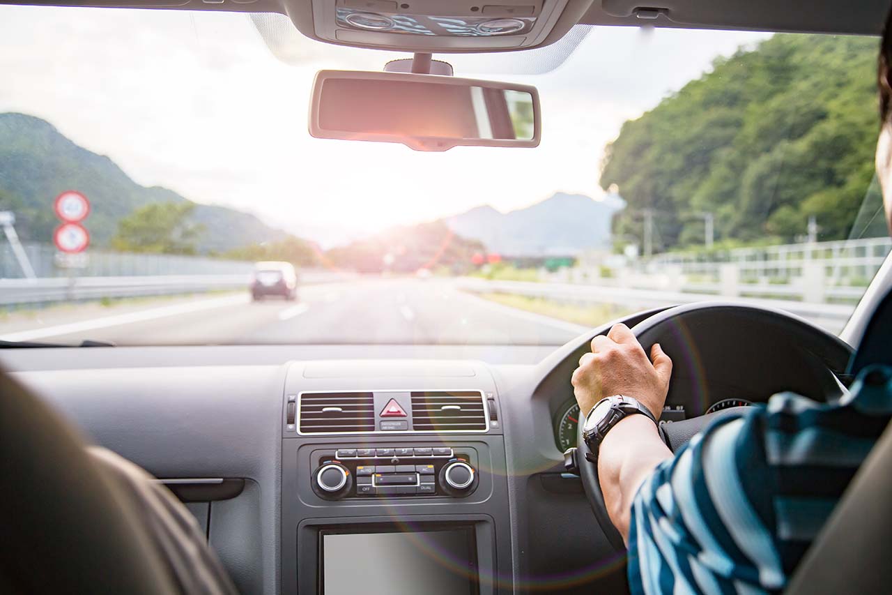 正面からの太陽光をダイレクトに受けている運転席。